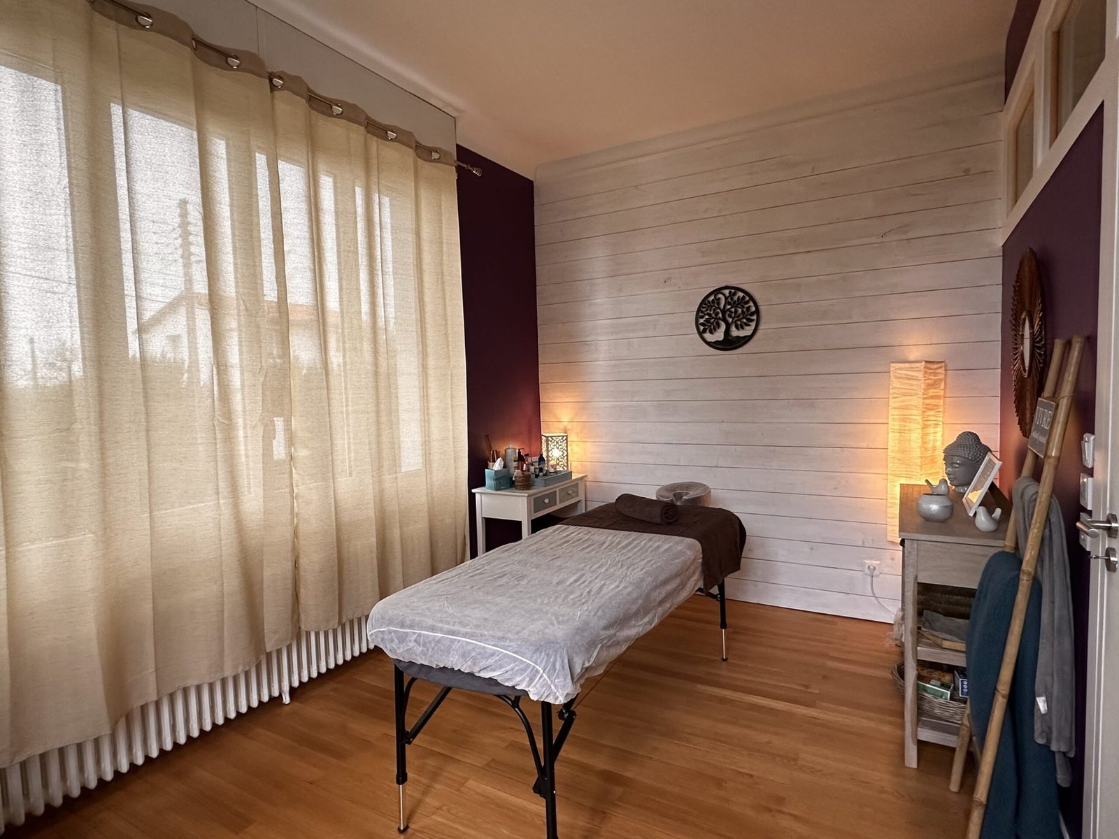 Vue lumineuse de la salle de massage à Niort